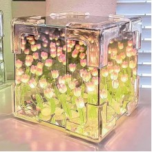 Настольная лампа безграничное зеркало "Тюльпаны в кубе" в собранном виде LED night light cube, розовые цветы