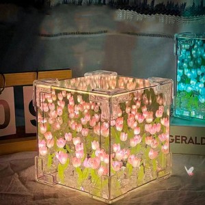 Настольная LED лампа "Безграничное зеркало Тюльпаны в кубе" собрана 12×12×12 см, ночник с эффектом infinity mirror, розовые цветы